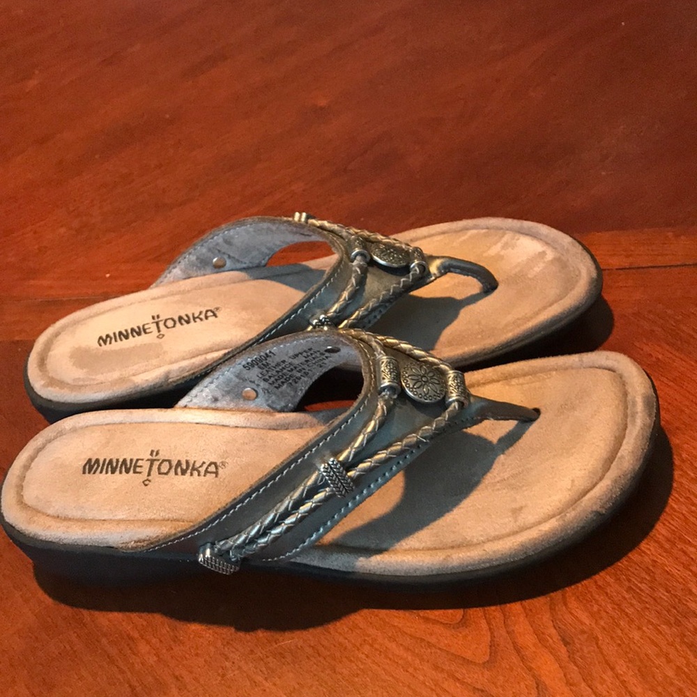Minnetonka gray metallic leather thong sandals shoes size 6M